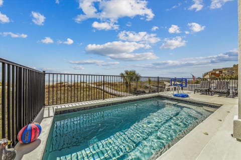 10 Collier Beach- Oceanfront, Private Beach Access, Heatable Pool, Free Activities Included House in Singleton Beach