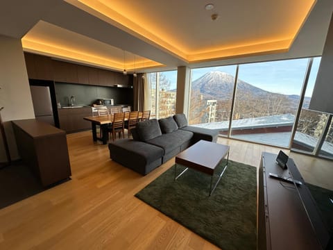 Natural landscape, TV and multimedia, Living room, Dining area, Mountain view, kitchen
