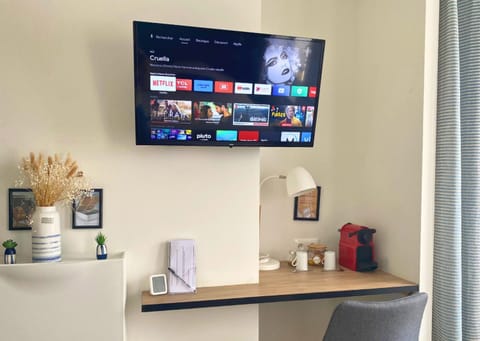 TV and multimedia, Coffee/tea facilities, internet