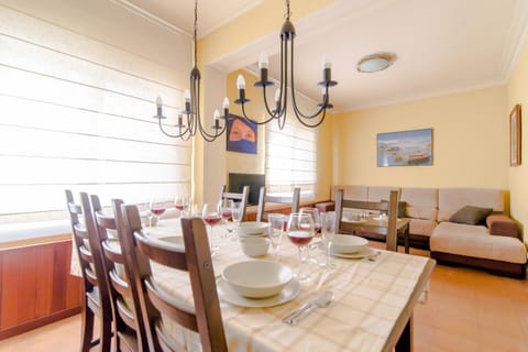 Day, TV and multimedia, Living room, Seating area, Dining area
