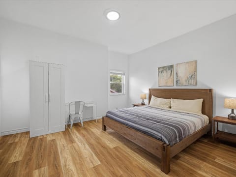 Bloomfield, Shadyside !A Modern and Bright Private Bedroom with Shared Bathroom Vacation rental in Shadyside
