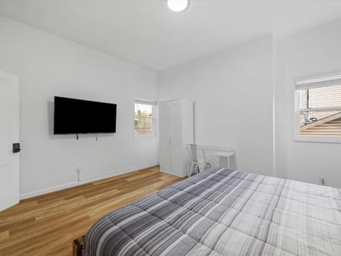 Bloomfield, Shadyside !A Modern and Bright Private Bedroom with Shared Bathroom Vacation rental in Shadyside