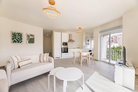 TV and multimedia, Kitchen or kitchenette, Living room, Seating area, Dining area, air conditioner