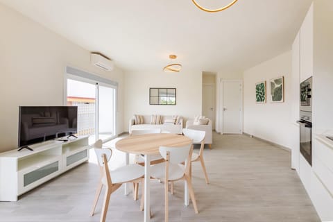 TV and multimedia, Kitchen or kitchenette, Living room, Seating area, Dining area, air conditioner