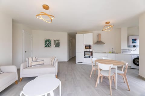 TV and multimedia, Kitchen or kitchenette, Living room, Seating area, Dining area, air conditioner