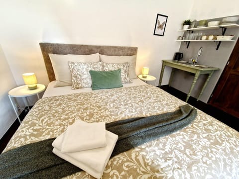 Bed, Bedroom, towels