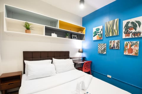 Bed, Photo of the whole room, Decorative detail, Seating area, Bedroom