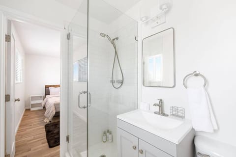 Cozy House Minutes From Downtown House in East Los Angeles