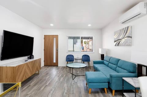 Cozy House Minutes From Downtown House in East Los Angeles