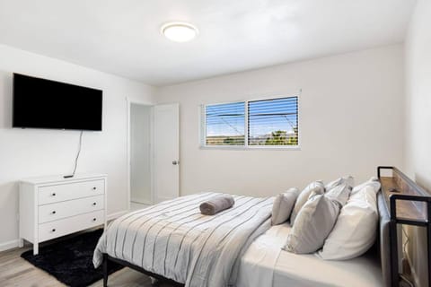 Cozy House Minutes From Downtown House in East Los Angeles