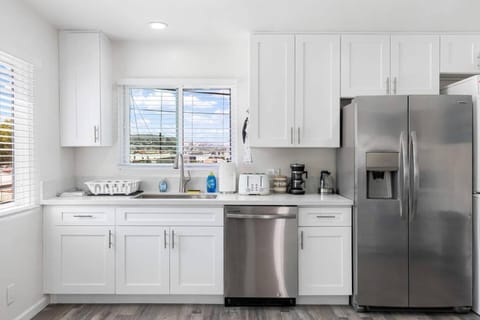 Cozy House Minutes From Downtown House in East Los Angeles