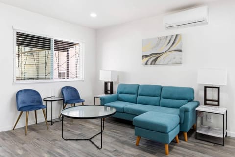 Cozy House Minutes From Downtown House in East Los Angeles