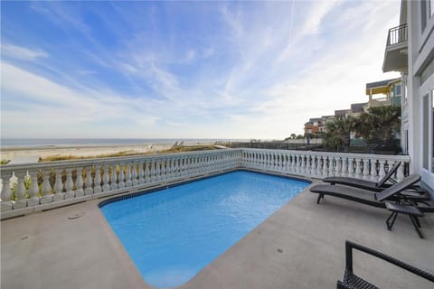 6 Collier Beach Road- Oceanfront, Large Pool, Elevator, FREE Activities Included House in Singleton Beach