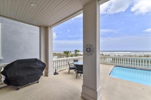 6 Collier Beach Road- Oceanfront, Large Pool, Elevator, FREE Activities Included House in Singleton Beach