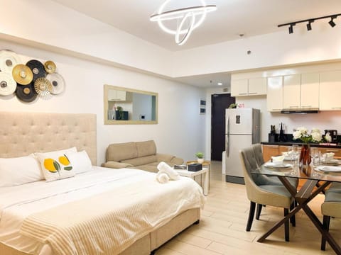 Bed, Kitchen or kitchenette, Living room, Photo of the whole room, Seating area, Dining area, Bedroom, stove
