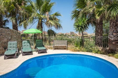 4 Bedroom Farmhouse with Private Pool & Views House in Malta