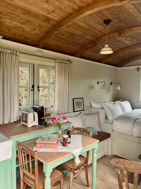 Bed, Living room, Photo of the whole room, Seating area, Dining area, Bedroom