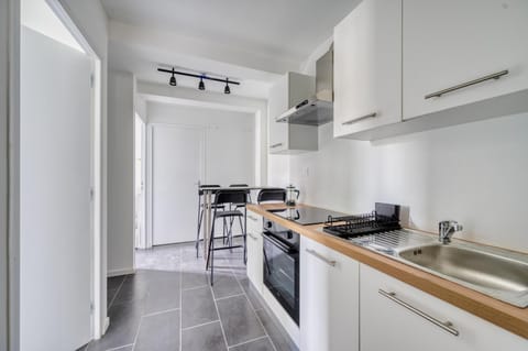 Coffee/tea facilities, Kitchen or kitchenette, Dining area, microwave, oven, stove