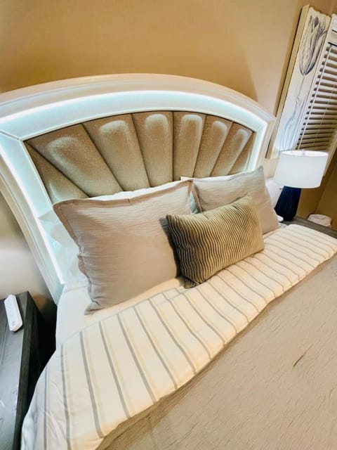 Eastgate 14B Stylish Townhouse 5 min to downtown Hammond Apartment in Hammond