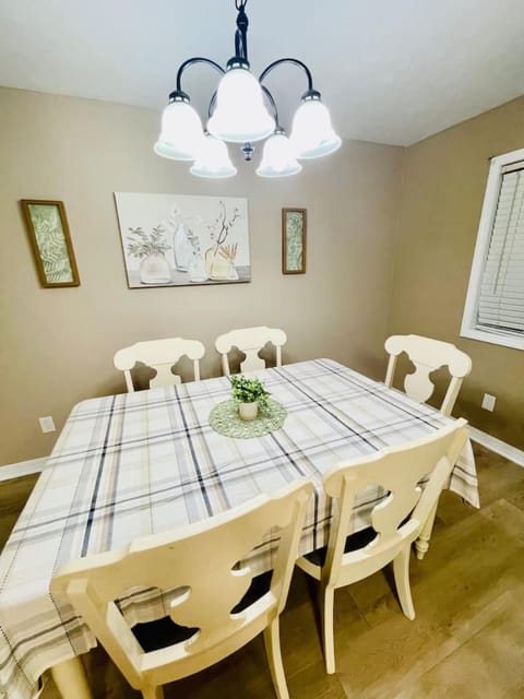 Eastgate 14B Stylish Townhouse 5 min to downtown Hammond Apartment in Hammond