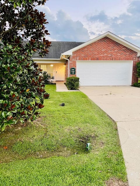 Eastgate 14B Stylish Townhouse 5 min to downtown Hammond Apartment in Hammond