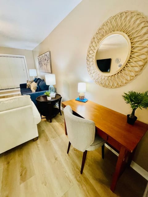 Eastgate 14B Stylish Townhouse 5 min to downtown Hammond Apartment in Hammond