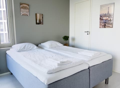 Bed, Bedroom, towels