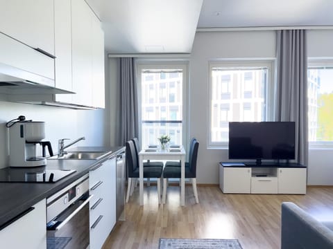 TV and multimedia, Kitchen or kitchenette, Living room, Seating area, Dining area, stove