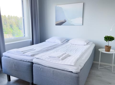 Bed, Bedroom, towels