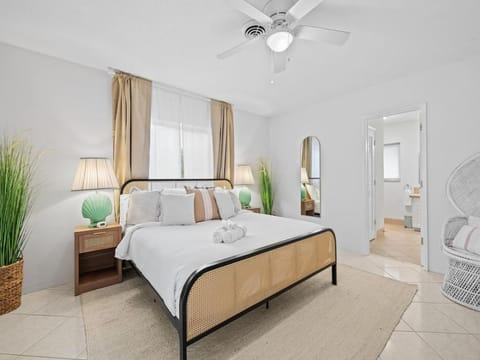 Sunshine Retreat I Waterfront I Pool I Paddle Boards I Bikes House in Oakland Park