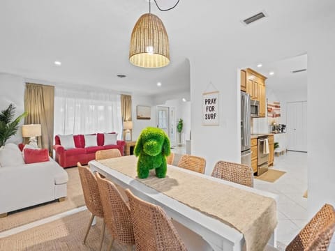 Sunshine Retreat I Waterfront I Pool I Paddle Boards I Bikes House in Oakland Park