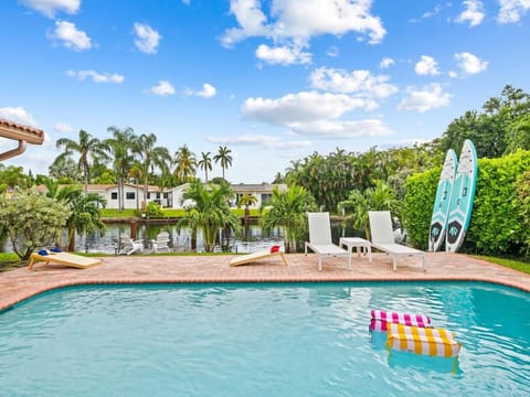 Sunshine Retreat I Waterfront I Pool I Paddle Boards I Bikes House in Oakland Park