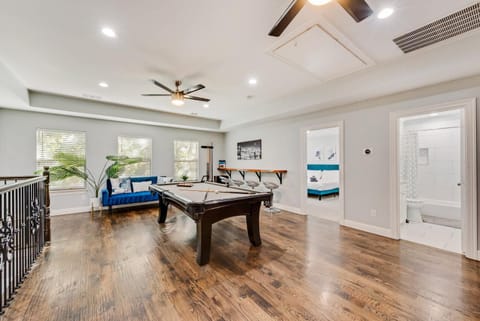 Valley Vista Luxury Retreat w Pool Cinema Games House in Lewisville