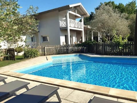 Property building, Swimming pool, sunbed