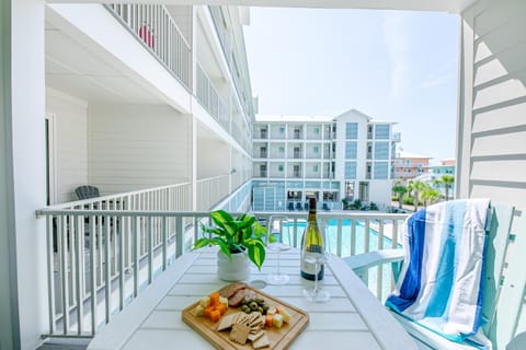 Property building, Balcony/Terrace, Swimming pool