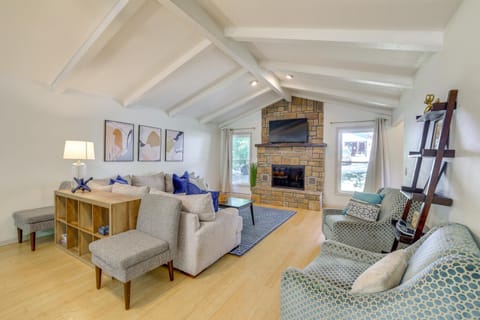 Home with Trail Access and Fire Pit in Bella Vista! House in Bella Vista