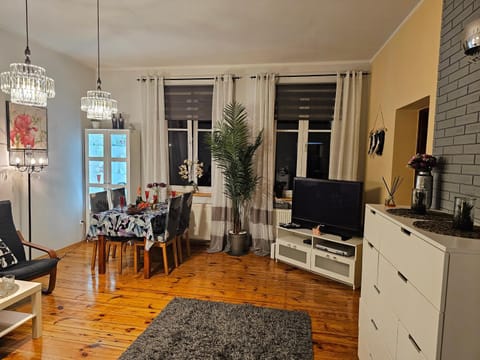 TV and multimedia, Living room, Seating area, Entertainment, Family