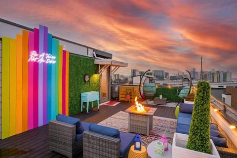 Patio, View (from property/room), Balcony/Terrace, Seating area, Evening entertainment, City view, Sunrise, Sunset