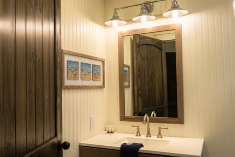 Lakefront The Bunkhouse - 32 House in Lake Texoma