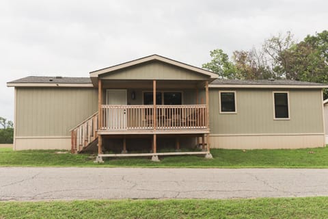 Lakefront The Bunkhouse - 32 House in Lake Texoma