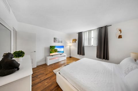 Communal lounge/ TV room, Bed, TV and multimedia, Photo of the whole room, Evening entertainment, Bedroom