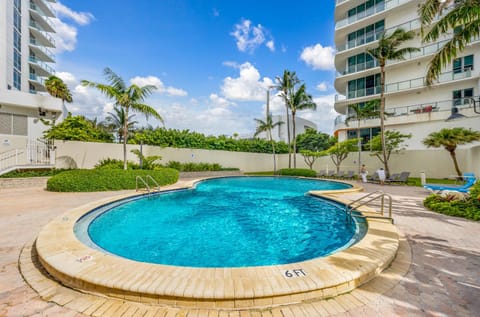 Property building, Day, Pool view, Swimming pool, Swimming pool, sunbed