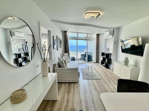 TV and multimedia, Photo of the whole room, Seating area
