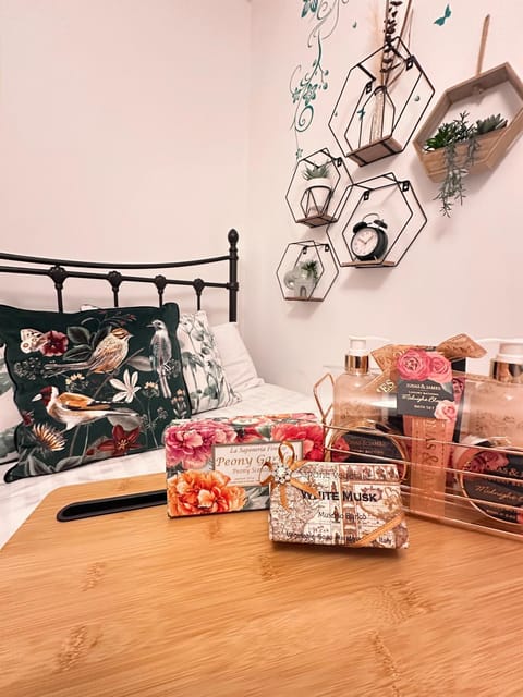 Food and drinks, Photo of the whole room, Bedroom