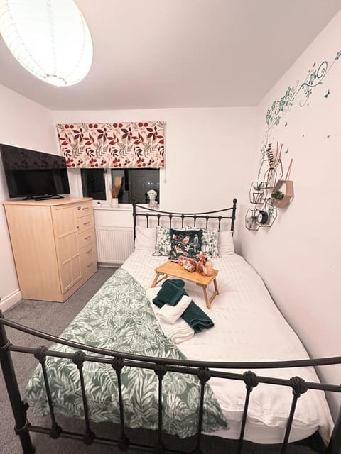 Bed, Kitchen or kitchenette, Photo of the whole room, Dining area, Bedroom, towels, wardrobe