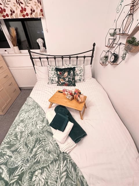 Bed, Photo of the whole room, Bedroom, towels