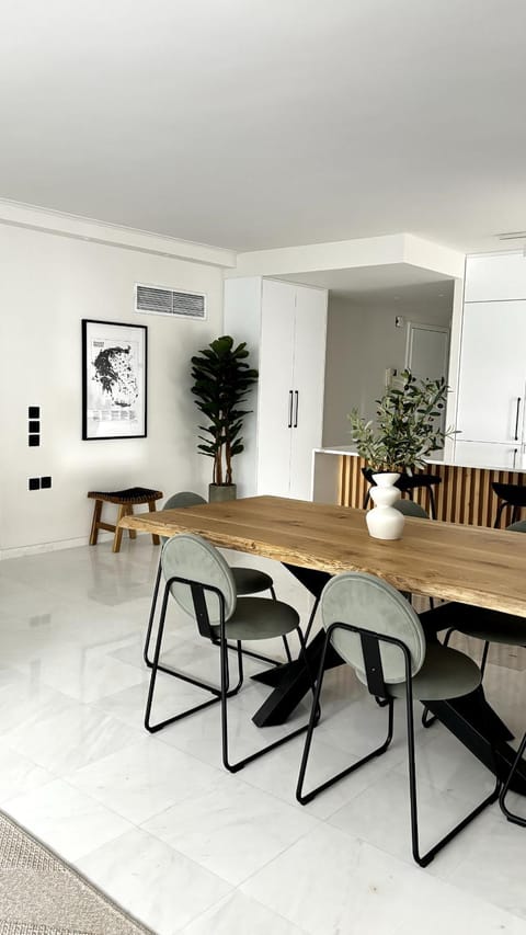 The White Marble - Spacious, 4BR, 2BA in Paleo Faliro Apartment in Piraeus Regional Unit, Greece