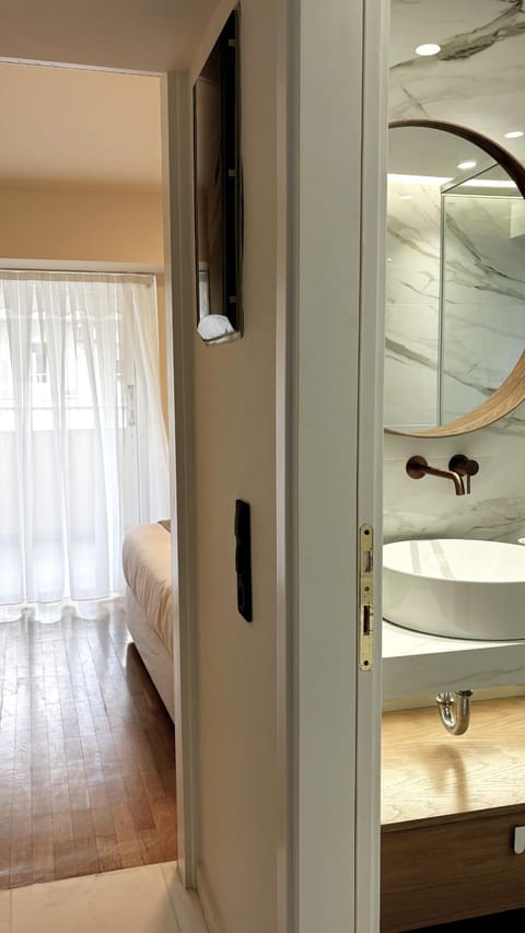 The White Marble - Spacious, 4BR, 2BA in Paleo Faliro Apartment in Piraeus Regional Unit, Greece