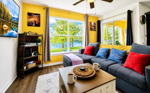Communal lounge/ TV room, TV and multimedia, Living room, Seating area, Evening entertainment, Lake view