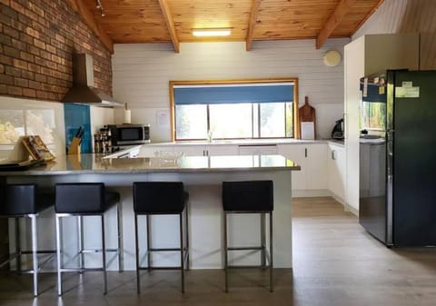 Ocean Breeze - Sleeps 12 House in Scamander